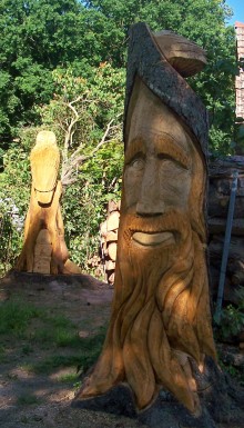 Holzskulpturen, der Gute Geist vom Höllengrund mit seiner Gefährtin der Eule.